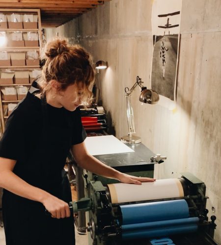 Image showing Miriam Brüggen at the printing press at the letterpress studio Letterpress Letters in Tokyo